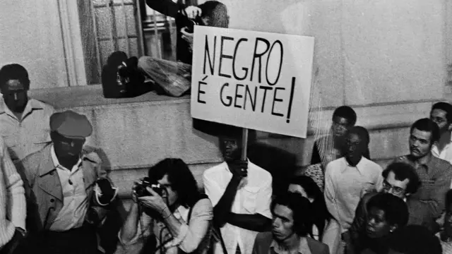Ilustração gerada por IA mostra menino negro dentro de lixeira de recicláveis em prova escolar