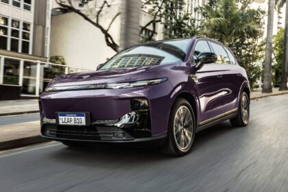 Leapmotor A05 hatch e A10 SUV elétricos compactos lado a lado lançamento Brasil 2027