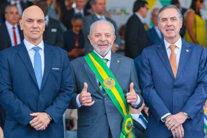 Lula discursa para executivos em evento, gesticulando com microfone