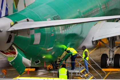 Boeing 737 Max 10 no solo da fábrica com indicadores de sistema de navegação em destaque