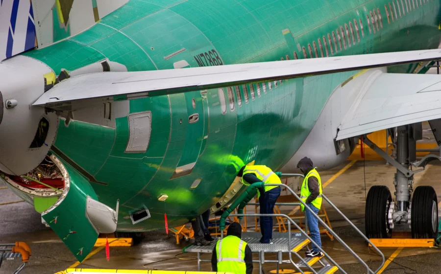 Boeing 737 Max 10 no solo da fábrica com indicadores de sistema de navegação em destaque