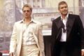 Brad Pitt em cenário ártico gelado durante filmagens de Coração Selvagem, usando roupas térmicas pesadas, expressão cansada mas determinada