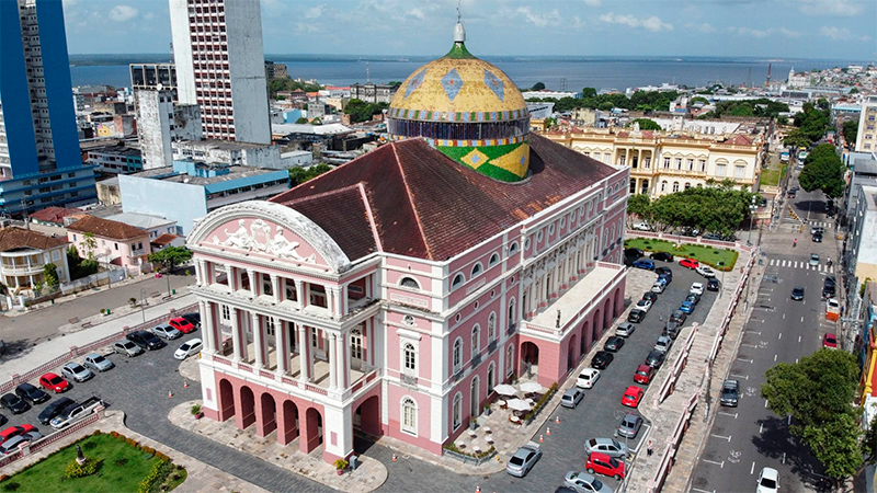 Teatro Amazonas lotado durante Festival Olhar do Norte, plateia cheia em sessão noturna