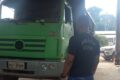 Agricultor Valter Ravagnani ao lado de caminhonete em Sertãozinho, vítima de golpe com cheques sem fundo e tratores não entregues