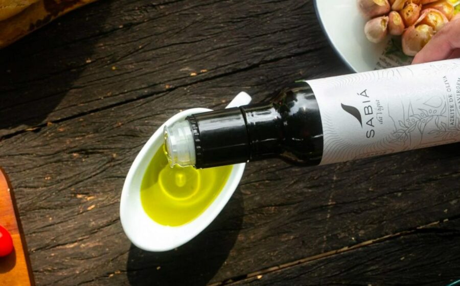 Garrafa de azeite Sabiá premiada no Flos Olei 2027 como melhor sistema de extração mundial