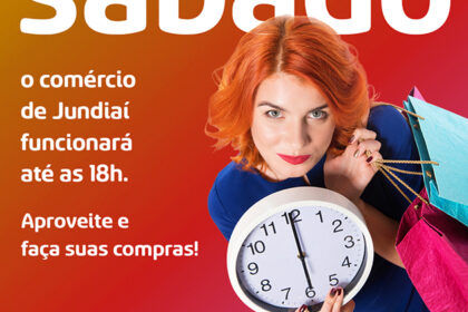Vitrine de loja em Divinópolis com placa de horário estendido até 18h no sábado véspera do Dia das Crianças