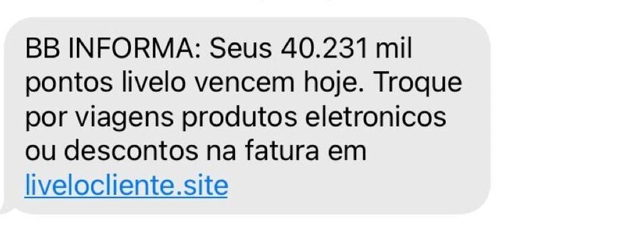 Celular exibindo mensagem de WhatsApp sobre milhas expirando, alerta de golpe phishing