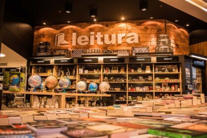 Livraria cultural em garagem transformada atrai autores famosos e melhora educação em Bom Jesus dos Perdões