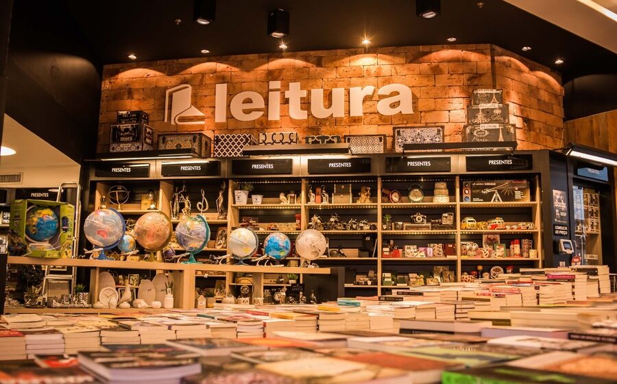 Livraria cultural em garagem transformada atrai autores famosos e melhora educação em Bom Jesus dos Perdões