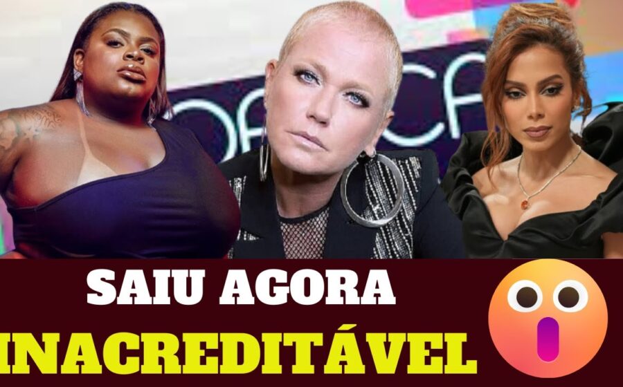 Dona Antônia José de Oliveira, 63 anos, sorri segurando seu álbum de estreia após vencer câncer