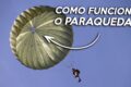 Soldado da 2ª Guerra Mundial caindo do céu sem paraquedas após saltar de avião a 6 km de altura