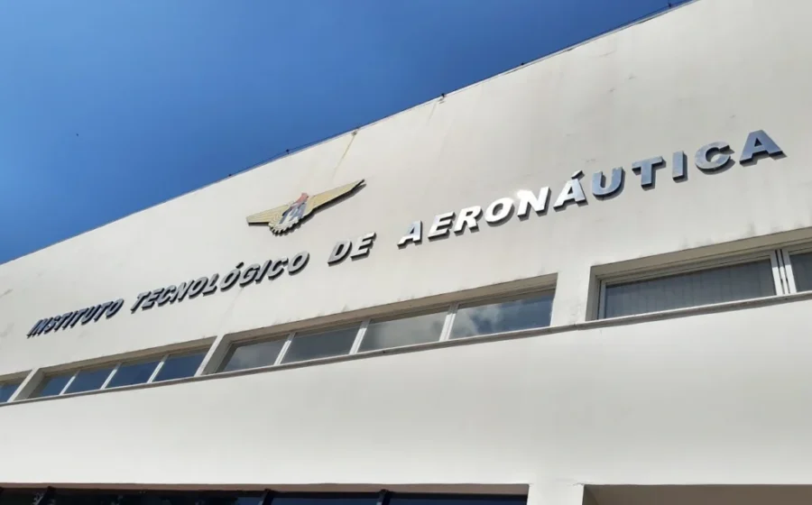 Candidatos do vestibular ITA 2027 fazendo prova em sala de aula lotada