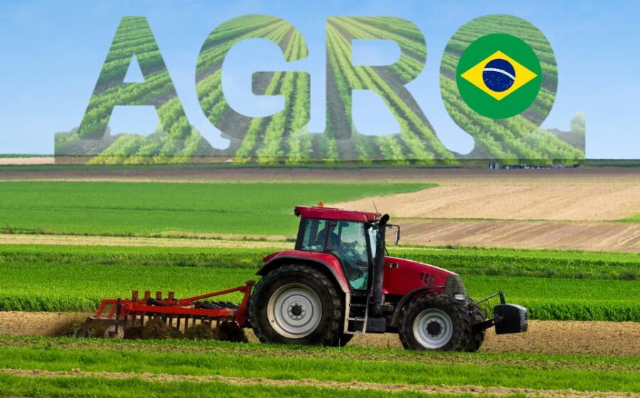 Equipe da WMcCann apresentando estratégia de marketing para o agronegócio com logotipo John Deere