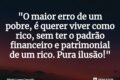Casal elegante em mansão luxuosa com sombra de risco financeiro invisível sobre eles