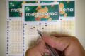 Bolas da Mega-Sena com prêmio de R$ 38 milhões e calculadora financeira