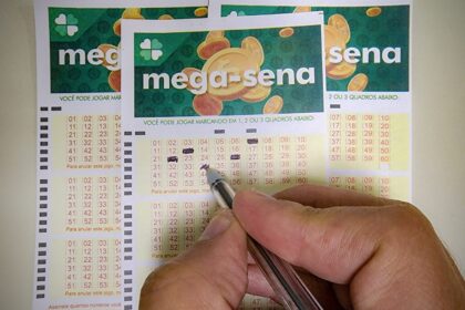 Bolas da Mega-Sena com prêmio de R$ 38 milhões e calculadora financeira