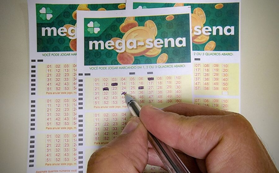 Bolas da Mega-Sena com prêmio de R$ 38 milhões e calculadora financeira