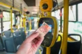 Ônibus urbano lotado com passageiros diversos a caminho de seção eleitoral