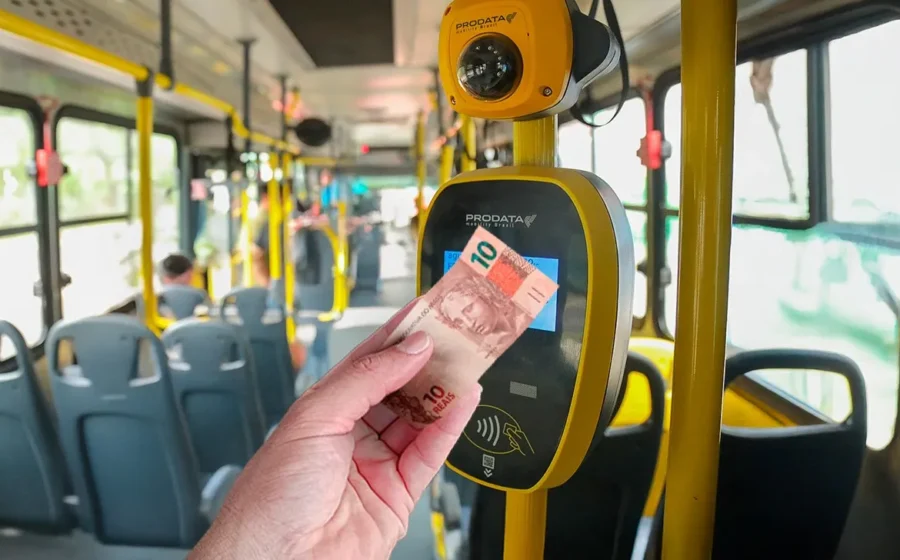 Ônibus urbano lotado com passageiros diversos a caminho de seção eleitoral