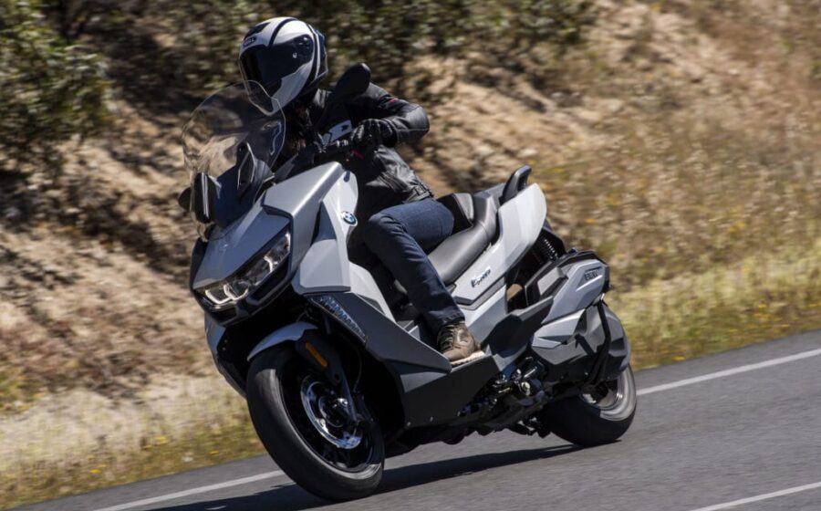 Voge SR4 Max maxiscooter prata em estúdio, concorrente do BMW C 400 X por R$ 51.880