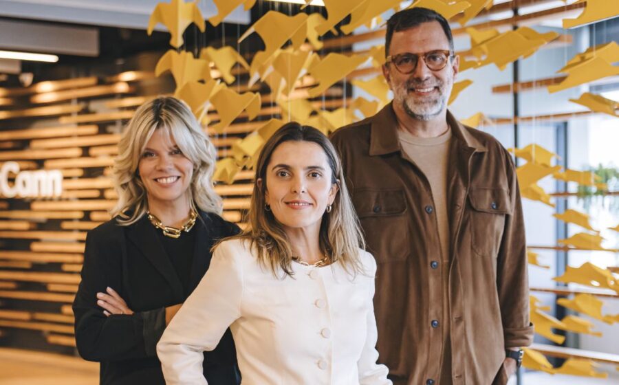 CEO Renata Bokel da WMcCann apresenta nova vertical de agronegócio com logo John Deere