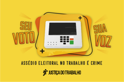 Celular com WhatsApp aberto em ambiente de trabalho representando assédio eleitoral digital