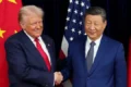 Xi Jinping e Donald Trump apertam as mãos na Casa Branca com tapete vermelho e guarda de honra