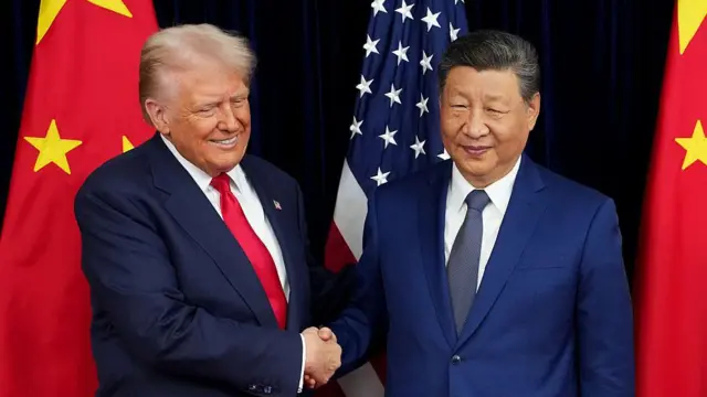 Xi Jinping e Donald Trump apertam as mãos na Casa Branca com tapete vermelho e guarda de honra