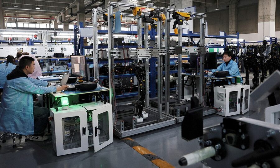 Xi Jinping discursa na Conferência Nacional de Manufatura Avançada em Pequim, com backdrop de fábrica automatizada de alta tecnologia