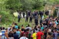 Cena de crime em SP com fita policial e investigação de corpos abandonados pelo tribunal do crime