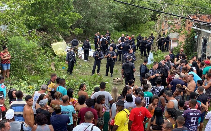 Cena de crime em SP com fita policial e investigação de corpos abandonados pelo tribunal do crime