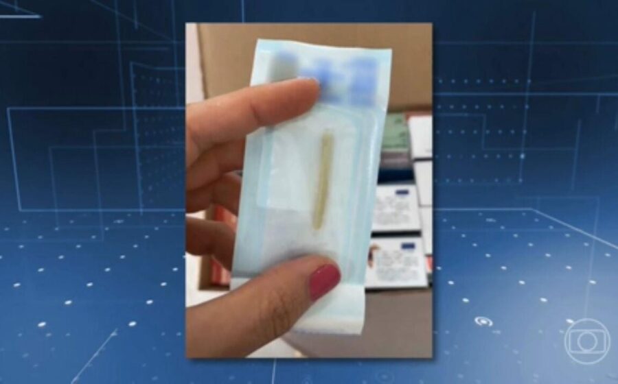 Médicos e especialistas em protesto contra implantes hormonais "chip da beleza" com alerta de riscos à saúde