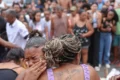 Operação policial no Rio com câmeras corporais e silhuetas de vítimas simbolizando 121 mortes e justiça atrasada