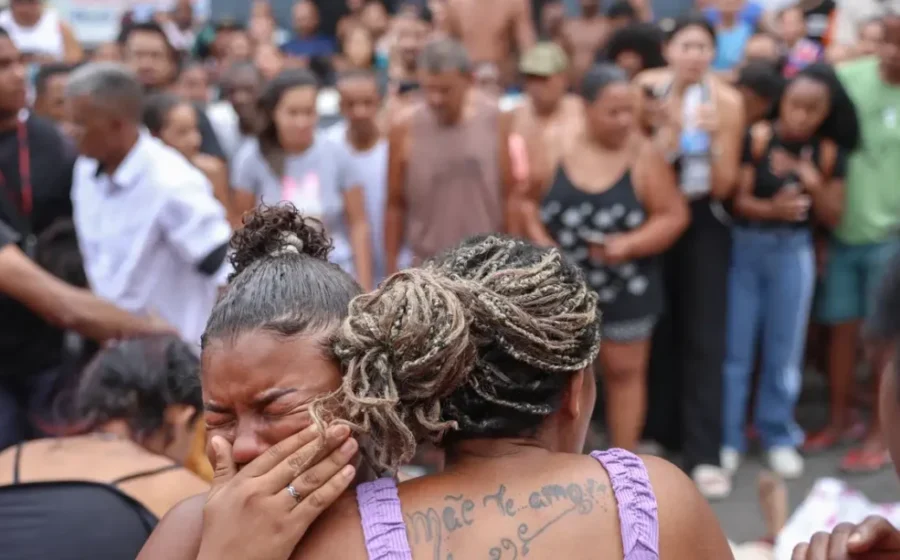 Operação policial no Rio com câmeras corporais e silhuetas de vítimas simbolizando 121 mortes e justiça atrasada