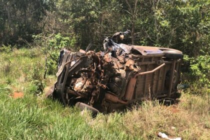 Rodovia estadual em Mato Grosso com sinalização de perigo, representando risco logístico e acidentes fatais