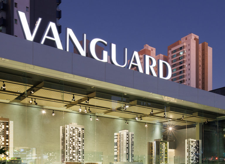 Edifício moderno da Vanguard em Londrina, marco de 20 anos de inovação imobiliária