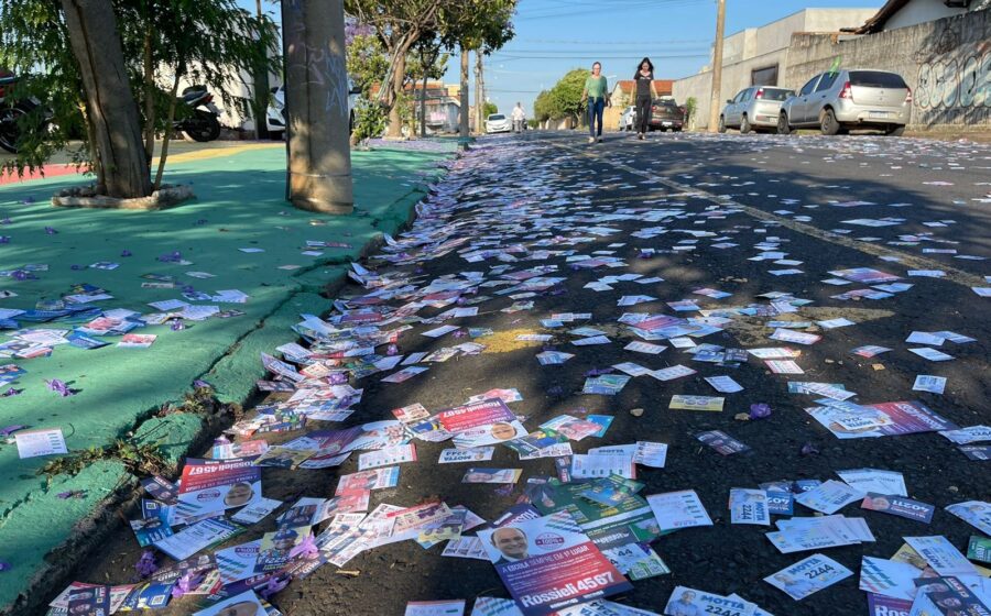 Pilhas de santinhos e material eleitoral sendo reciclados em cooperativa após eleições municipais São Paulo