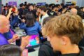 Fachada do Hub de Inovação Tecnológica de Taubaté com empreendedores e logotipo HITT