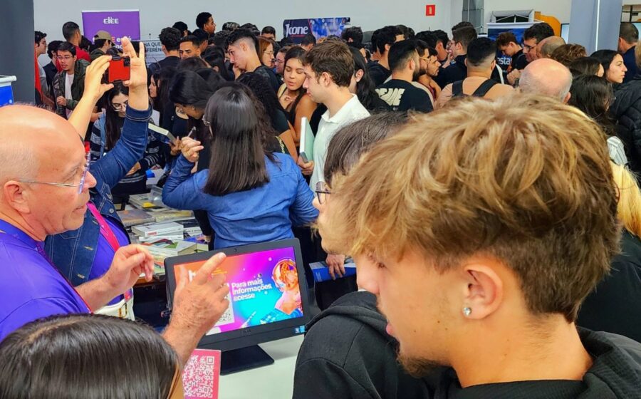 Fachada do Hub de Inovação Tecnológica de Taubaté com empreendedores e logotipo HITT