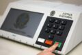 Urna eletrônica sendo substituída por mesário em local de votação na Paraíba durante segundo turno 2026