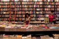 Vitrines de livrarias independentes com cartazes do Movimento das Livrarias pelo Brasil apoiando Lula