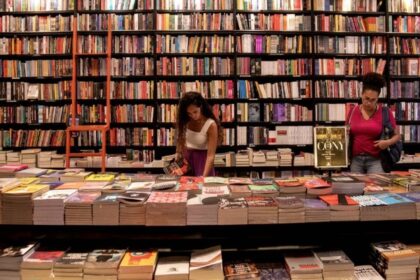 Vitrines de livrarias independentes com cartazes do Movimento das Livrarias pelo Brasil apoiando Lula