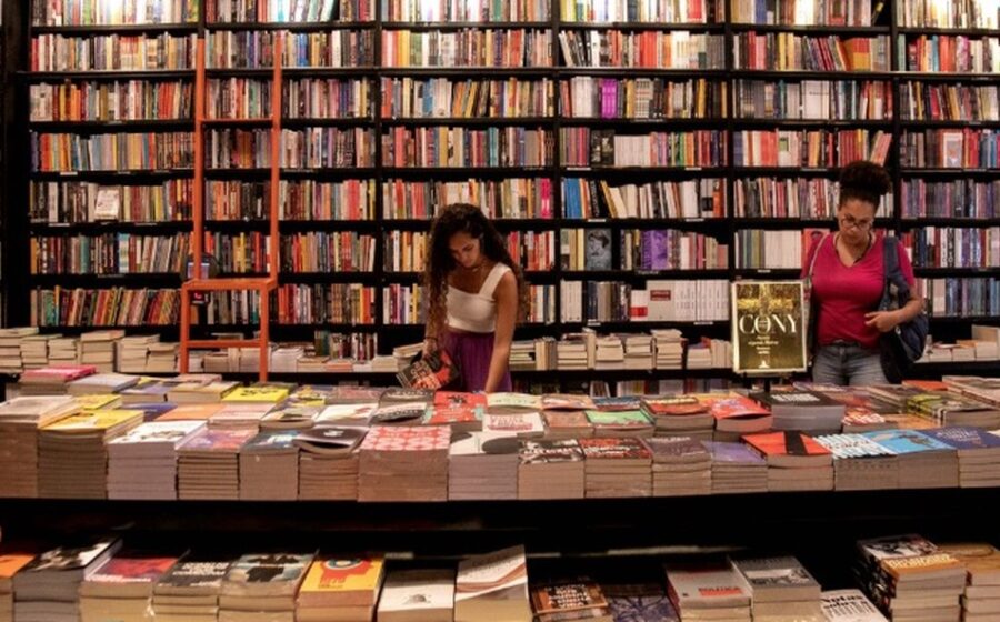 Vitrines de livrarias independentes com cartazes do Movimento das Livrarias pelo Brasil apoiando Lula