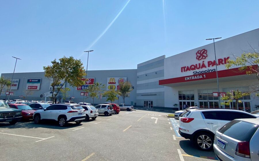 Vista aérea de shopping center movimentado no Alto Tietê com lojas e estacionamento cheio
