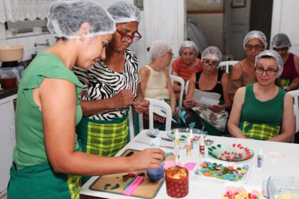Alunas em curso gratuito de padaria preparam panetones artesanais para renda natalina