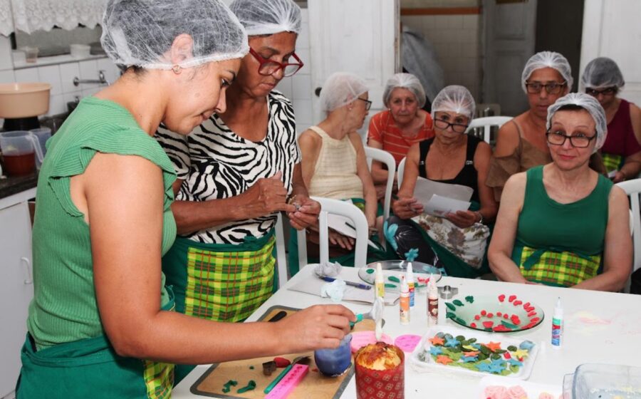 Alunas em curso gratuito de padaria preparam panetones artesanais para renda natalina