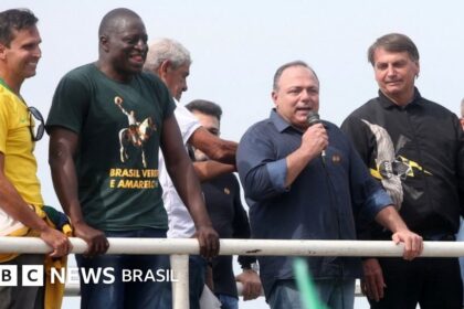 Ilustração conceitual do Brasil preso em armadilha econômica com símbolos da democracia fragilizada