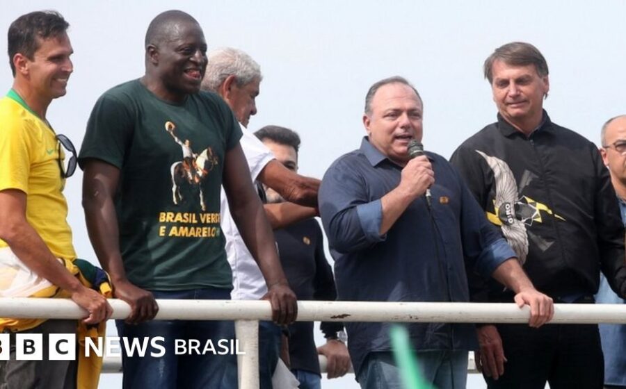 Ilustração conceitual do Brasil preso em armadilha econômica com símbolos da democracia fragilizada