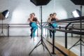 Ana Maria Diniz dançando em estúdio moderno e iluminado, fundadora do Estúdio de dança