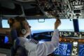 Duas pilotos brasileiras em uniforme de aviação, uma junto a cockpit de Airbus A350 e outra ao lado de carga com cavalos